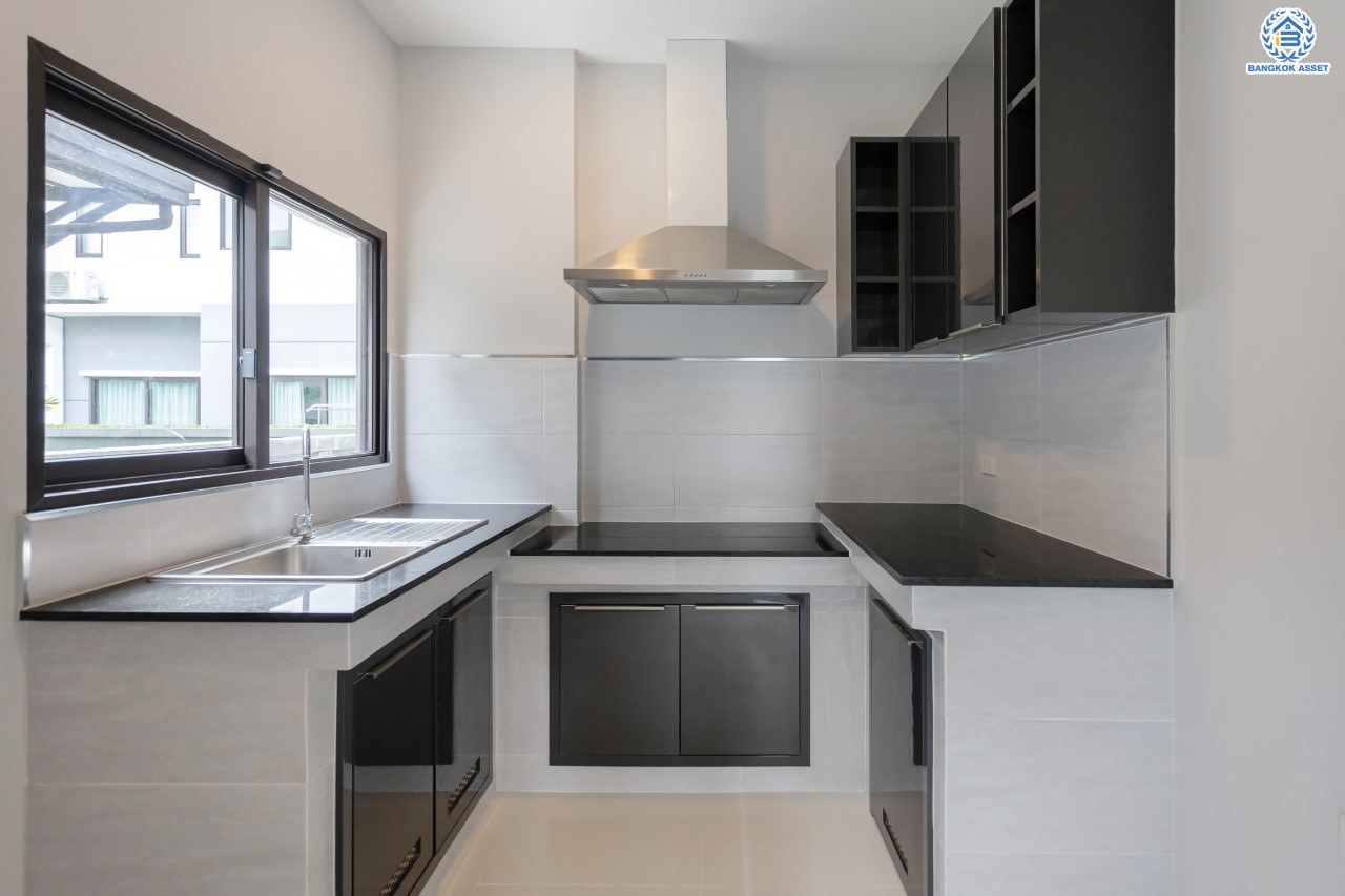 บ้านมือสองตกแต่งใหม่ ม.เดอะซิตี้ ราชพฤกษ์-ปิ่นเกล้า หลังมุม เนื้อที่ 71.8 ตร.ว. ดีไซน์ตอบทุกไลฟ์สไตล์ ฟังก์ชัน 3 ห้องนอน 5 ห้องน้ำ 1 ห้องอเนกประสงค์ 1 ห้องแม่บ้าน จอดรถได้ 2 คัน บนทำเลติดถนนใหญ่ เชื่อมต่อทุกเส้นทาง ใกล้รถไฟฟ้าสายสีม่วง "สถานีบางรักใหญ่" และจุดขึ้นทางด่วน "ศรีรัช"